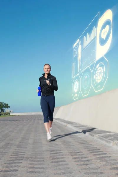 Fitte Blondine joggt auf dem Pier — Stockfoto