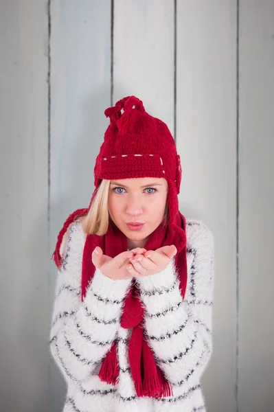 Festlig blondin blåser över händerna — Stockfoto