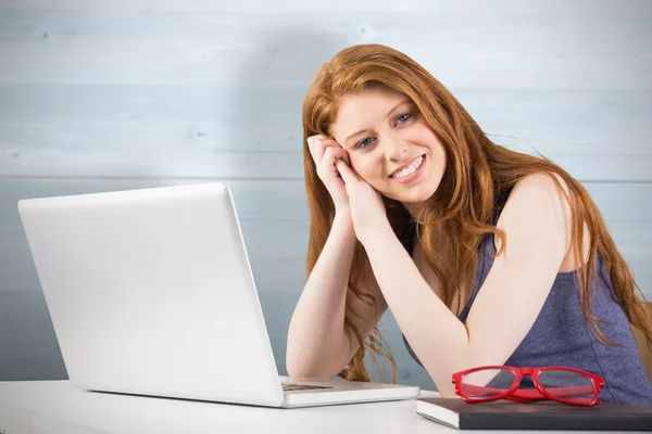 Redhead working on laptop — Stock Photo, Image