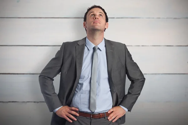 Hombre de negocios con las manos en las caderas — Foto de Stock