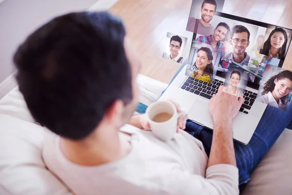 Vista ad alto angolo di giovane utilizzando il suo computer portatile — Foto Stock