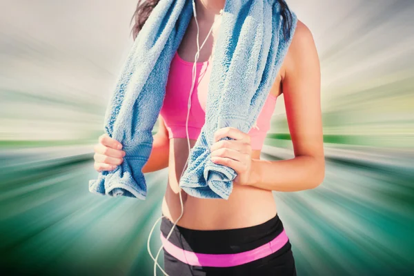 Seção média de mulher saudável com toalha — Fotografia de Stock