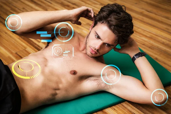 Shirtless man doen sit ups in fitness — Stockfoto