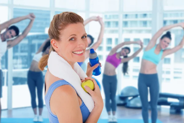 Fit woman smiling at camera — Stock Photo, Image