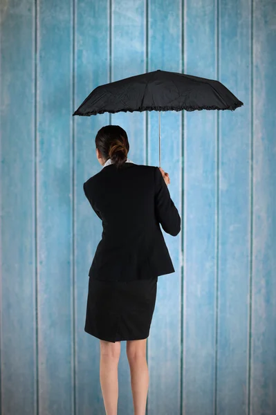 Jeune femme d'affaires tenant parapluie — Photo