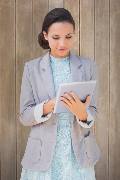 Bruna utilizzando tablet pc — Foto Stock