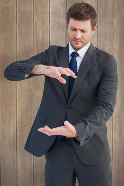 Empresário mostrando algo com as mãos — Fotografia de Stock