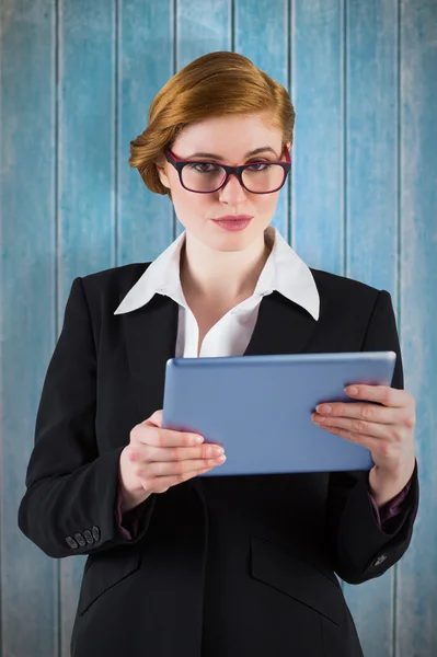 Rothaarige Geschäftsfrau mit ihrem Tablet-PC — Stockfoto