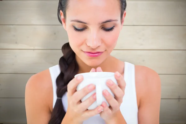 Mooie brunette met kopje thee — Stockfoto