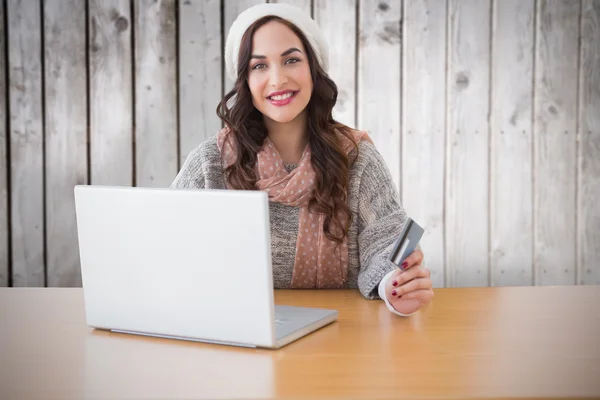 Woman with credit card — Stock Photo, Image