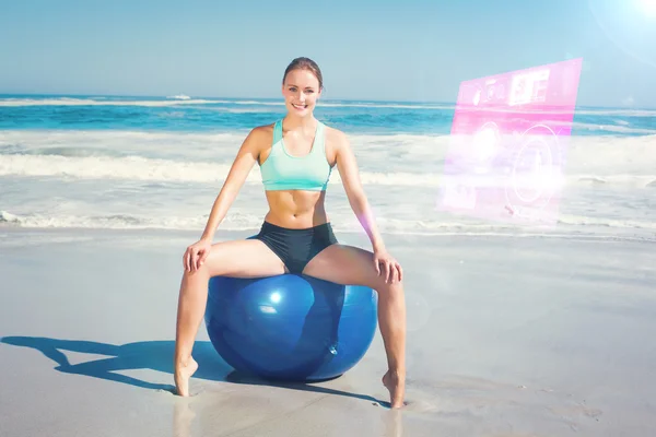 Dopasowanie kobieta siedzi na ćwiczenia piłka na plaży — Zdjęcie stockowe