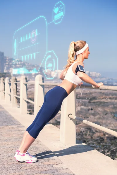 Ajuste rubia escuchando música — Foto de Stock