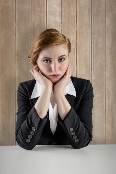 Redhead zakenvrouw op zoek ongelukkig — Stockfoto