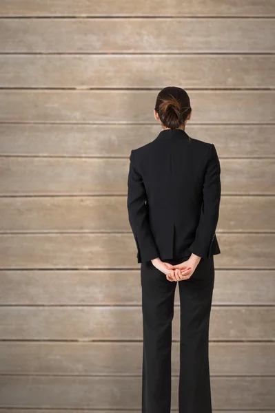 Femme d'affaires avec les mains derrière le dos — Photo