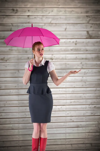 Ruiva empresária segurando guarda-chuva — Fotografia de Stock