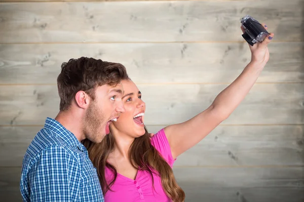 Coppia scattare selfie con fotocamera digitale — Foto Stock