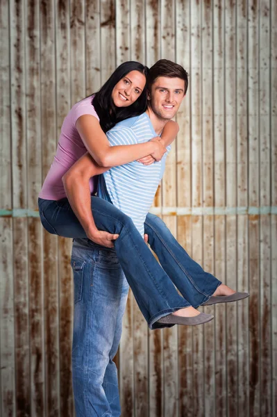 Homem dando namorada um piggyback passeio — Fotografia de Stock