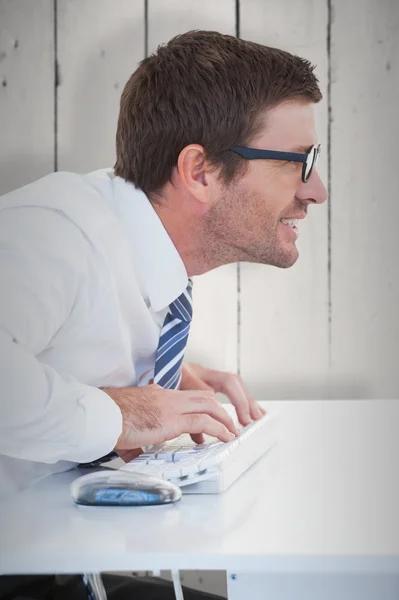 Travailleur d'affaires avec lunettes de lecture — Photo