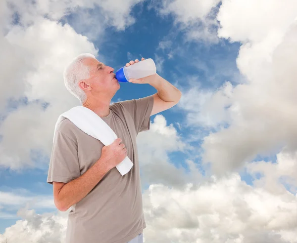 Senioren drinken uit waterfles — Stockfoto