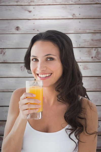 Brunett med apelsinjuice — Stockfoto