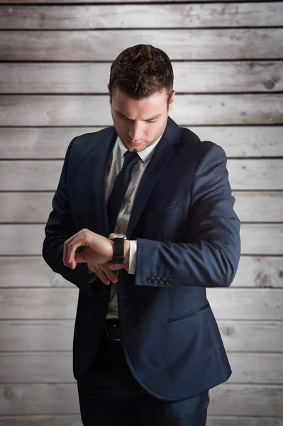 Hombre de negocios guapo comprobando la hora — Foto de Stock