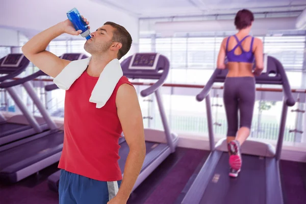 Fit man drinking water from bottle — Stock Photo, Image