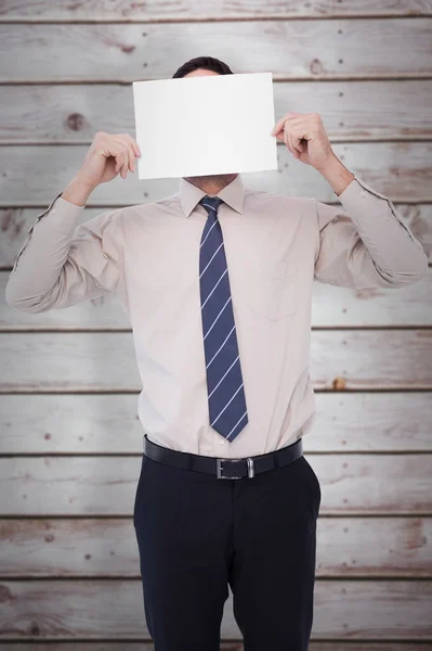 Empresario mostrando tarjeta — Foto de Stock