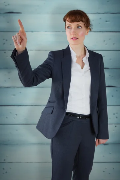 Geschäftsfrau zeigt gegen Holzplanken — Stockfoto