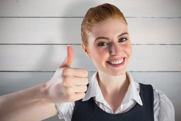 Redhead zakenvrouw duimen opdagen — Stockfoto