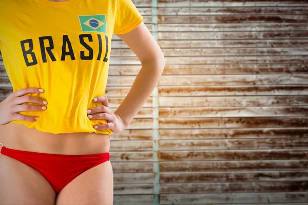 Hübsches Mädchen im Bikini und brasilianischem T-Shirt — Stockfoto