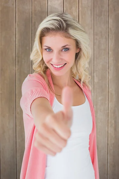 Ung blondin visar tummen — Stockfoto