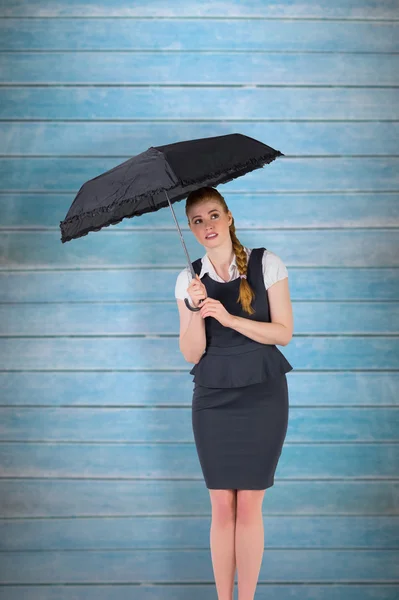 Pelirroja mujer de negocios sosteniendo paraguas — Foto de Stock