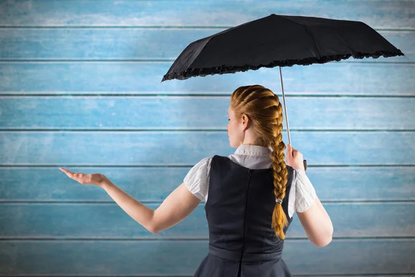 Rothaarige Geschäftsfrau mit Regenschirm — Stockfoto