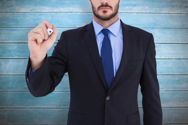 Hombre de negocios enfocado escribiendo con marcador — Foto de Stock