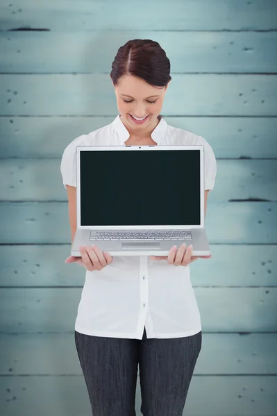 Podnikatelka zobrazeno laptop — Stock fotografie