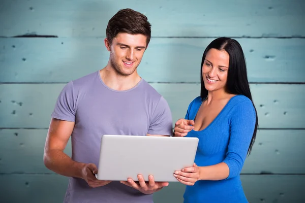 Pareja joven usando un ordenador portátil — Foto de Stock