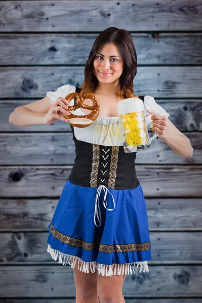 Oktoberfest-Mädchen mit Bierflasche — Stockfoto