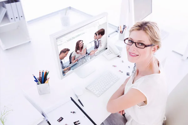 Éditeur de photos féminin travaillant sur ordinateur — Photo