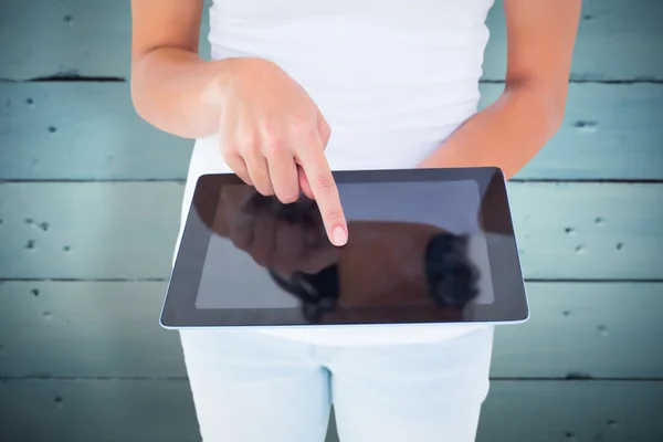 Söt brunett med hjälp av TabletPC — Stockfoto