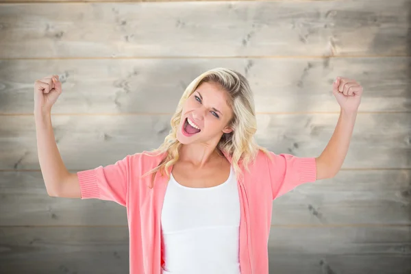 Junge Blondine fühlt sich erfolgreich — Stockfoto