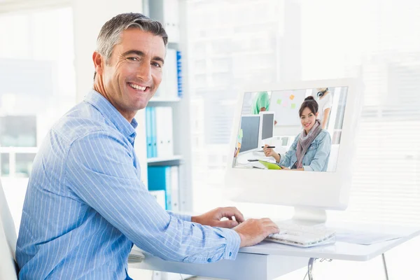 Artista dibujando algo en la tableta gráfica — Foto de Stock