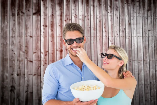 Pareja usando gafas 3d comiendo — Foto de Stock