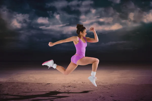 Passende brunette som løper og hopper – stockfoto