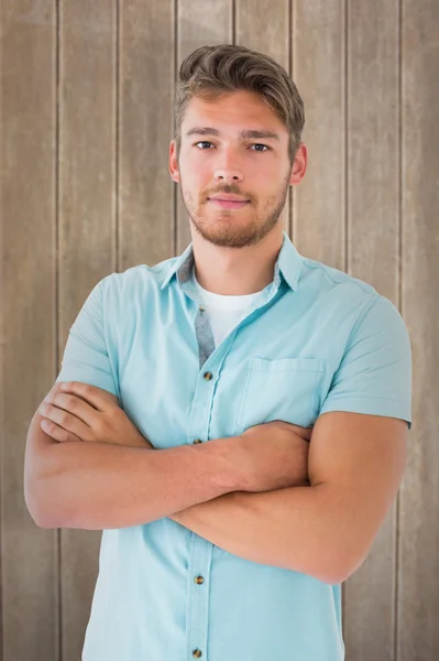 Homem posando com os braços cruzados — Fotografia de Stock