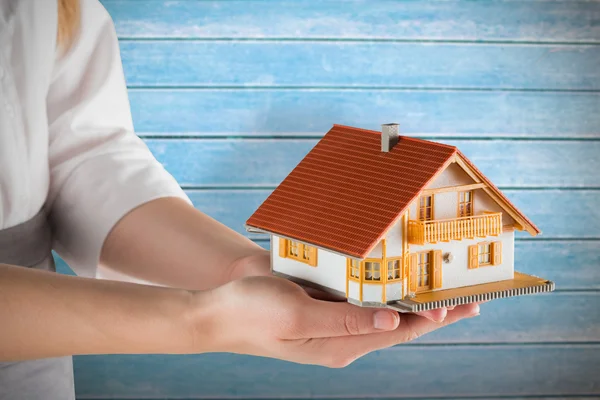 Zakenvrouw holding model huis — Stockfoto