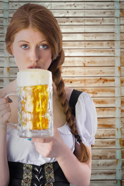 Oktoberfest-Mädchen trinkt Krug Bier — Stockfoto