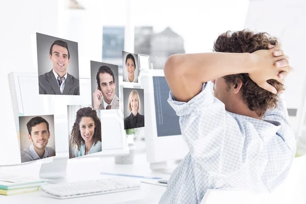 Casual jovem homem de negócios usando computador — Fotografia de Stock