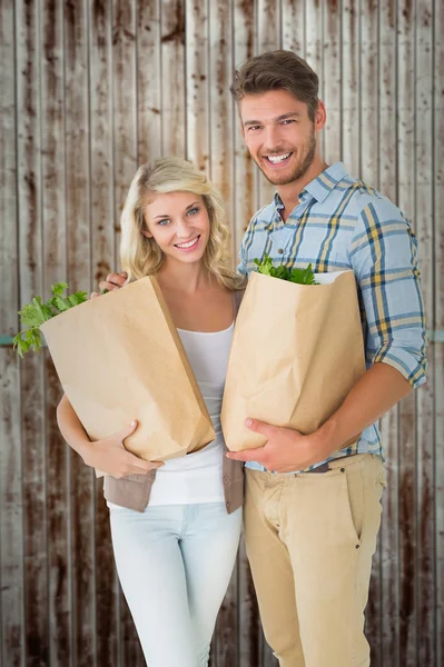 Casal segurando seus sacos de supermercado — Fotografia de Stock