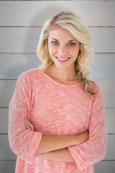 Blonda leende med armarna korsade — Stockfoto