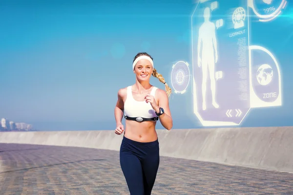 Fitte Blondine joggt auf dem Pier — Stockfoto